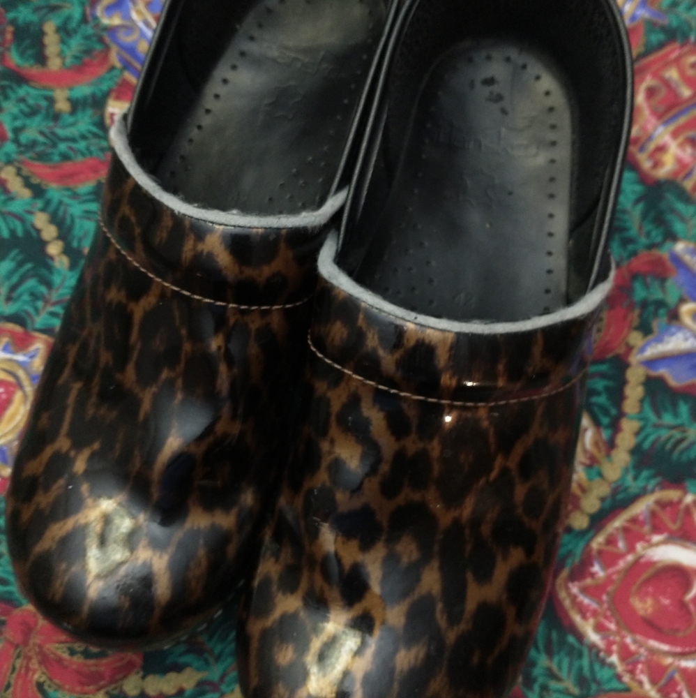 Dankso Nursing Shoes Size 11 narrow fit